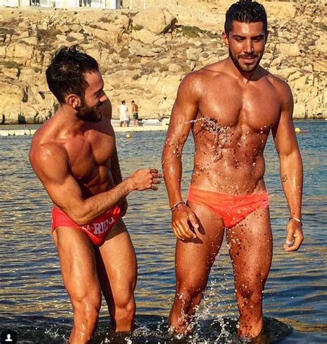 Toninelli contestato in un bar di roma, reagisce e sbotta: Emanuele Maringola bello come il sole in costume (HOT) - SPYit