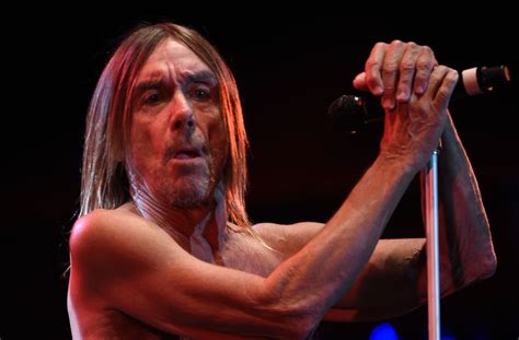 Dafür hat er einen trick, wie kurator jeremy deller dem magazin gothamist erzählte: Iggy Pop ist siebzig Jahre alt, hat jede Menge Exzesse ...