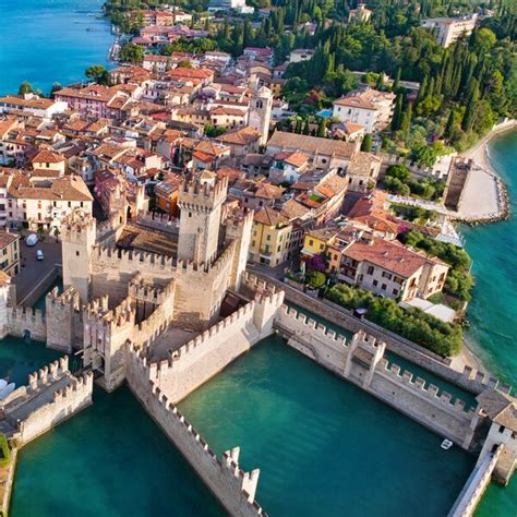 The distance is 13 km. Peschiera del Garda e Sirmione