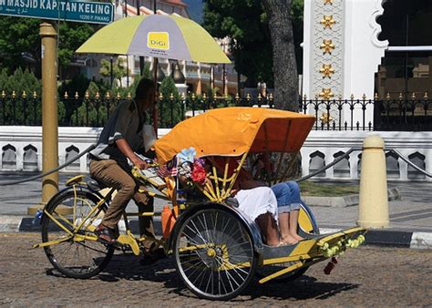 Seni ragam hias boleh dilihat pada pengangkutan tradisional seperti beca, kereta lembu dan perahu. Perkhidmatan Beca Pulau Pinang ~ You & i Homestay