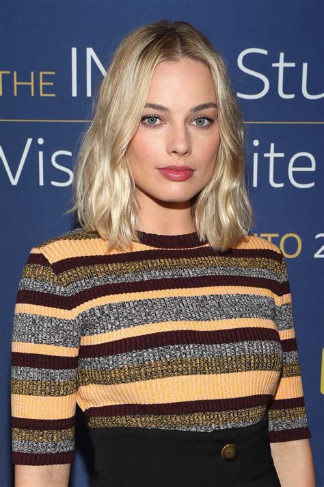 Man stellt ein team aus den gefährlichsten derzeit einsitzenden superschurken zusammen, rüstet sie mit dem schlagkräftigsten staatlich geprüften waffenarsenal aus und schickt sie auf ein. Margot Robbie at IMDb Studio Hosted By The Visa Infinite ...