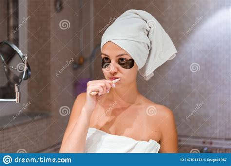 Ritratto Di Bella Giovane Donna Dopo La Doccia In Toppe ...