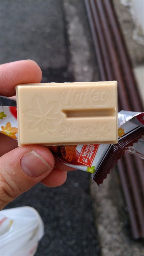 キットカット (kitkat) は、ネスレ (nestlé) が製造するチョコレート菓子。 細長い長方形状のウエハースを重ねてチョコレートでコーティングし、棒状にした菓子で、これを4本または2本束ねてパッケージされる。 キットカットのもみじ饅頭味にざわつくTL!もみじ饅頭の幅広 ...