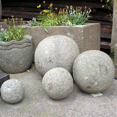 Garten & wohnen bietet ihnen die perfekte umfeldgestaltung für ihren garten, terrasse oder balkon. Garten Steinkugel aus Basanit »TONKA« • Gartentraum.de