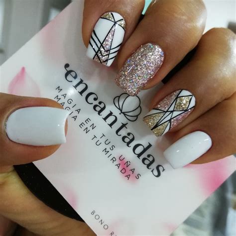 Una buena idea para lucir unas uñas perfectas, es un decorado en corazones. Pin de Ali Olazàbal en uñas (con imágenes) | Manicura de ...