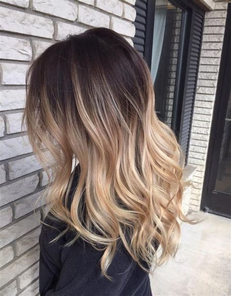 Balayage never fails to make hair look healthy and naturally voluminous, as demonstrated here with this flawless blend of brown and blonde tones. Balayage: O que é, como fazer? - Curso de Cabeleireiro