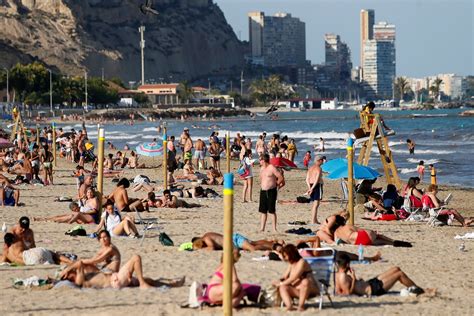 ¿qué es el pasaporte covid? Playas "anti covid-19" para recibir a los turistas en España