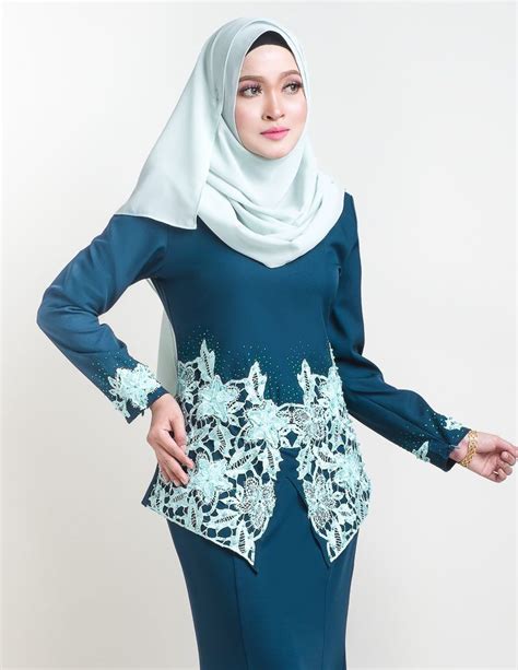 Baju kurung moden yang kami tampilkan memiliki motif garis serta motif kecil yang bisa membuat anda terlihat lebih kurus dan tinggi. Baju Kurung Moden Pendek Sereni - Turquoise di 2020 | Royalti