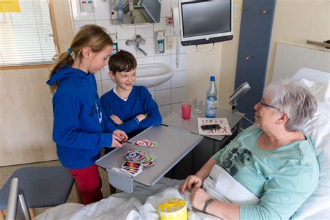 Wie die staatsanwaltschaft cottbus am montag mitteilte, soll der enkel in der nacht zum sonntag mit einem messer auf die. Meine Oma muss ins Krankenhaus | Klinikum Esslingen