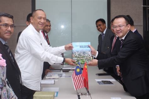 Jangan sampai ingin bersih diri dengan wudu malah mengotori tempat salat karena cipratan. Kunjungan Hormat oleh Niu Xiangdong, Datuk Bandar Lanzhou ...