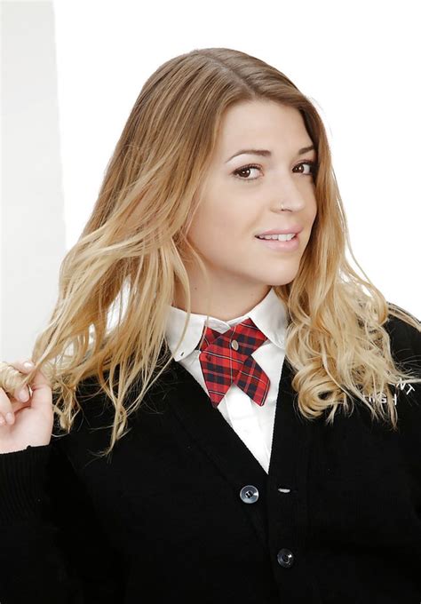 Schaut, wie sie in allen positionen fickt und gefickt wird und vieles mehr. Schoolgirl in uniform finally takes panties off posing in ...