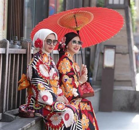 Poliandri, yaitu seorang istri bersuami lebih dari satu orang. Adik Syahrini Kena Semprot Netizen Usai Bela Kakak dengan ...