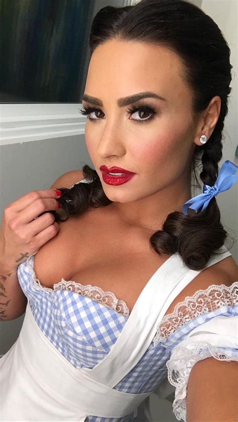 Demi sigue sana y fuerte y se encuentra en un centro de rehabilitación por decisión propia. Demi Lovato as Dorothy for Halloween | GotCeleb