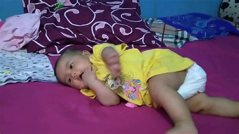 Bagaimana cara stimulasi bayi usia 4 bulan? Perkembangan Bayi 3 bulan - YouTube