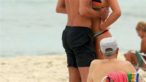 Check spelling or type a new query. Giba dá "chega mais" na mulher em dia de praia no Rio
