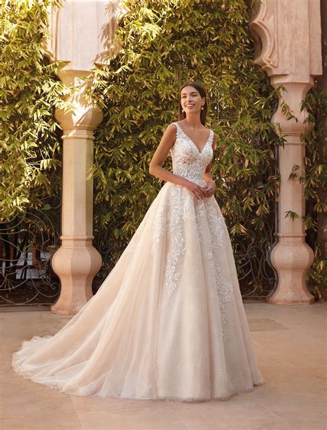 ♡ brautkleid anprobe ♡ haltet die taschentücher bereit 2021, kann. Brautkleid in Rosé im Prinzessschnitt mit Tüllrock von ...