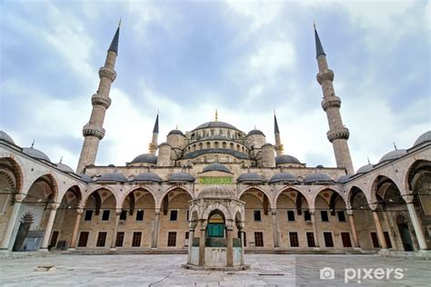 Jeśli zamierzasz podróżować pociągiem, stacja kumkapi, stambuł, stacja yenikapı, stambuł i stacja yenikapı to główne stacje w mieście. Fototapeta Błękitny Meczet, Stambuł, Turcja, szeroki kąt ...