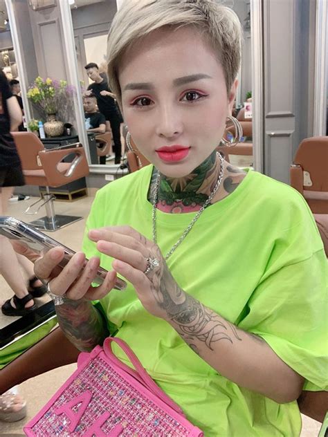 Hòa tan đường vào nước ấm, cho men nở vào trong tô, trộn đều. Hot: Lộ clip "hot girl xăm trổ" Đào Chile bị vợ chồng Phú Lê đánh "t.h.á.c l.o.ạ.n" cùng Châu ...