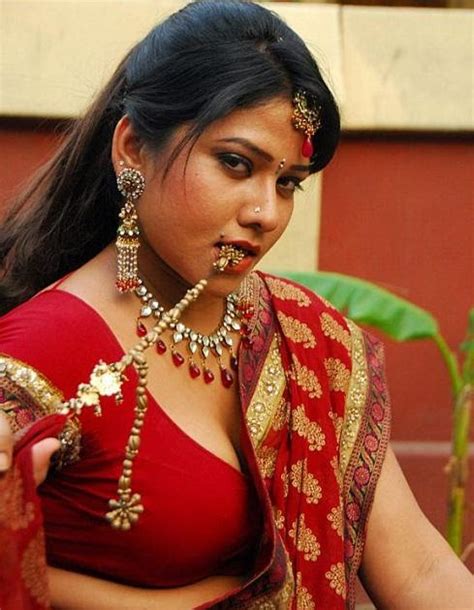 Latest seductive pics of indian women showing cleavage. Hot Saree Blouse Navel Show PHotos Side View Back Pics ...