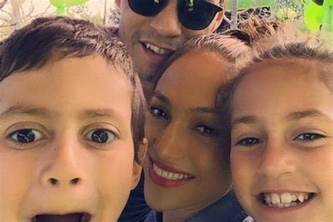Публикация от jennifer lopez (@jlo). Jennifer Lopez Kinder Vater / Jennifer Lopez's Dad Has ...