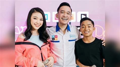 Tupai albino yang terlihat seperti gumpalan salju di atas pohon. Koleksi foto Betrand Peto yg paling banyak di sukain di IG ...