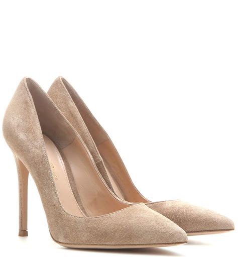 Escarpins en daim beige | Chaussure daim, Escarpins ...