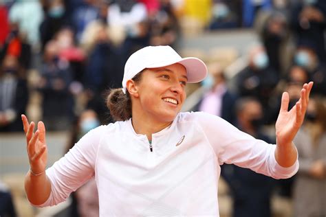 O poloneza de 19 ani e viitoarea adversara a simonei halep. Iga Swiatek vince il Roland Garros 2020, battuta in finale ...