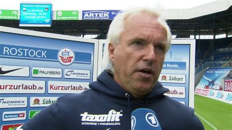 Statt der erlaubten neun spieler auf der bank nahm trainer jan zimmermann nur acht. Hansa Rostock gegen Wehen Wiesbaden - 4. Spieltag 14/15 ...