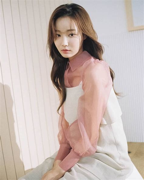 Yeonwoo is 170 cm tall (~5 foot 7 inches) and weighs 48 kilograms (105 pounds). Yeonwoo di 2020