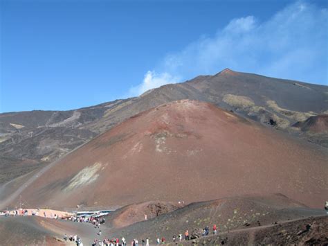 Eruzione dell'etna, dal vulcano lava e un'alta colonna fumo. L'Etna en Sicile