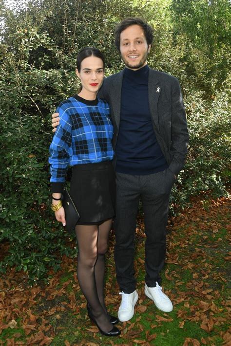 Bonjour, je m'appelle vianney vandame et je suis photographe de mariage depuis 2006. Vianney prend la pose avec sa chérie lors de la Fashion Week