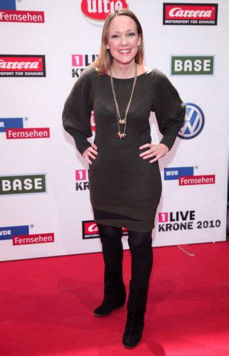 ♥️ exclusive fantickets at the original price. Carolin Kebekus: Ganz in Weiß zum Fernsehpreis | Promiflash.de