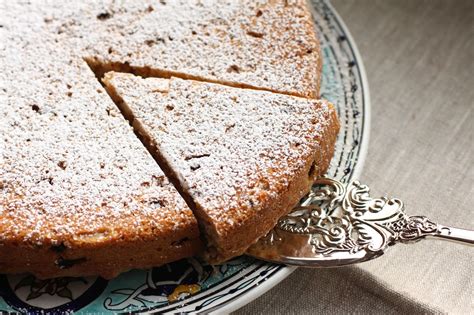 Fanouropita is an olive oil cake that has both the zest and juice from fresh oranges and is infused with cinnamon. Un peu gay dans les coings...: Fanouropita: gâteau grec à ...