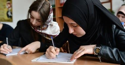 Land verliert gegen muslimin das land #berlin kann muslimische lehrerinnen mit kopftuch nicht unter berufung auf sein #neutralitätsgesetz ablehnen. Russischer Funker: Kopftuchverbot