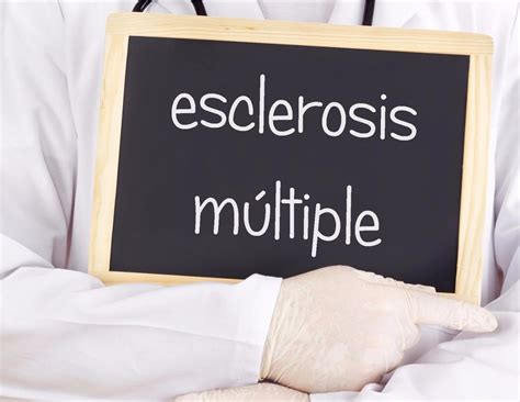 La esclerosis múltiple (em) es una enfermedad neurodegenerativa progresiva y crónica que afecta a los adultos jóvenes (la edad media de aparición del primer síntoma son los 29 años). Lo que debes conocer de la Esclerosis Múltiple en México ...