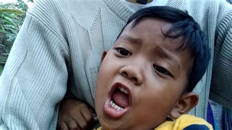 Anak lucu super berani #anaklucu #beranisamaayam. Anak lucu belajar ngomong cepet - YouTube