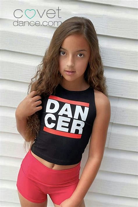 Menina dançando dança da manivela (namorado atormentado). Pin de Higor Gabriel em fotos | Lindas meninas, Poses ...