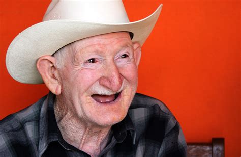 Por lo tanto, el próximo 18 de agosto, los abuelos varones argentinos celebrarán su día junto a los más pequeños. Abuelo | Hoy es el Día de los Abuelos. Y pienso en los ...