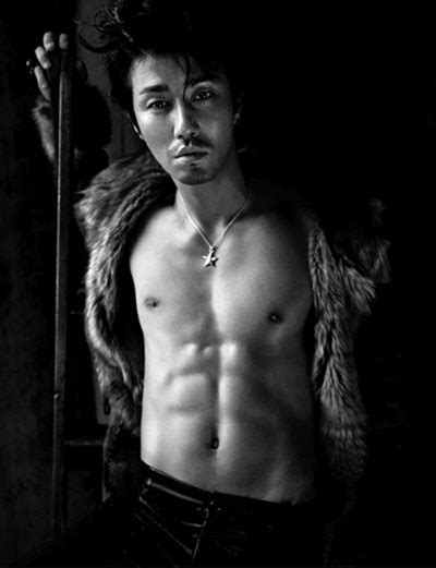 กลับมาอวดหุ่นแซ่บในผลงานละครเรื่องแรกหลังการรับใช้ชาติ พระเอก ซง จุงกิ (song joong ki) ไม่ทำให้เป็นที่ผิดหวังจริงๆ กับซีรีส์เกาหลีเรื่อง descendants of the sun. รวมภาพคนดังชายเกาหลีหุ่นล่ำ ซิกแพคมาเต็ม