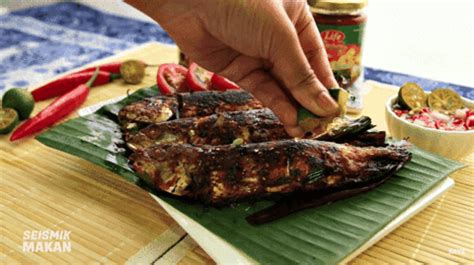 Resepi kali ini akan kongsikan cara masak ikan bakar berempah yang sedap menjilat jari. Lengkapkan Hidangan Ramadan Anda Dengan Resipi Ikan Bakar ...