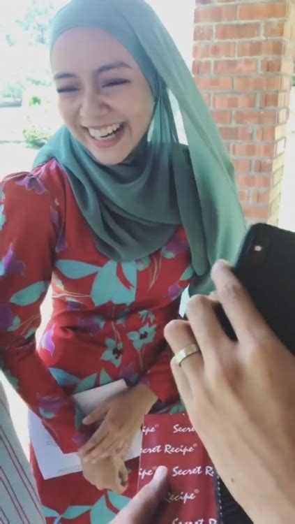 Mujur ada mira filzah nak tolong tunjuk ajar. Memang lawa cutting body Mira Filzah ni bila pakai... - Tumbex