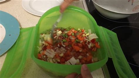 Cocinar al vapor conserva mejor los nutrientes en la cocina al vapor, las verduras son colocadas sobre un recipiente doble: Arroz con verduras y cúrcuma en estuche de vapor Lekue ...