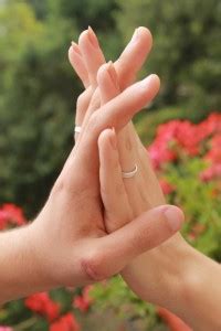 Ecco le frasi per le nozze d'oro con suggerimenti per gli auguri sia per la coppia sia per chi gli è voi cosa avete scritto a vostra moglie o a vostro marito per augurargli buon anniversario? Frasi per l'anniversario di matrimonio