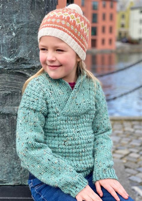 See your project grow fast, spot mistakes and have fun experimenting with colour as you knit your pattern. Er du klar for #Bystrikk? Knitting Inna