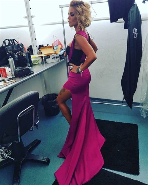 Aurea recebeu o globo de ouro de melhor intérprete individual em 2011. A roupa provocante de Aurea (The Voice Portugal 2017 ...