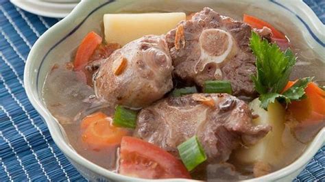 Untuk menambah kelezatan sayur sop dan sekaligus memenuhi nilai gizi, maka biasanya ditambahkan beberapa potongan daging ayam atau beberapa potong ceker ayam atau dapat juga dengan. Resep Sop Daging Sapi Enak dan Gurih - ResepMakanan.website