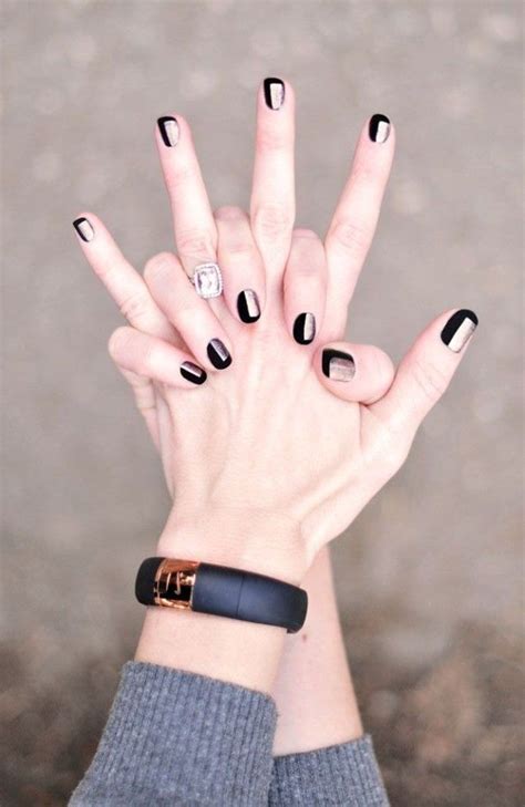 La combinación de negro elegante con dorados festivos nunca pasará de moda. 7 Golden Manicure Ideas | Uñas elegantes, Manicura dorada ...