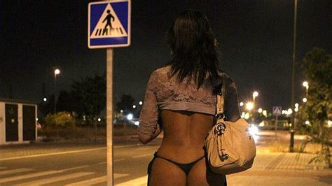 Publicar anuncios es gratis para particulares. Una mujer que ejerce la prostitución en Madrid - ABC.es