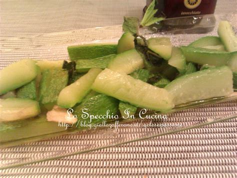 Jun 17, 2016 · lavate e mondate le zucchine, quindi tagliatele nel senso della lunghezza in fette spesse circa mezzo cm. Zucchine aceto e menta