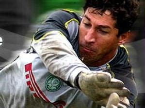 Em 2014, mário lúcio duarte costa, o goleiro aranha, do santos, foi chamado de macaco pela torcida gremista durante uma partida contra o grêmio. Goleiros